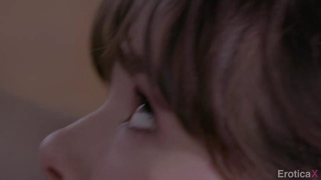 На ранчо милая простушка оседлала вагиной крепкий поршень