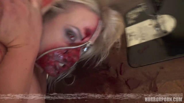 Блондинка с кровавой маской трахается в киску в хоррор порно