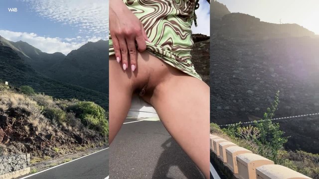 Возбуждающая прогулка эксгибиционистки